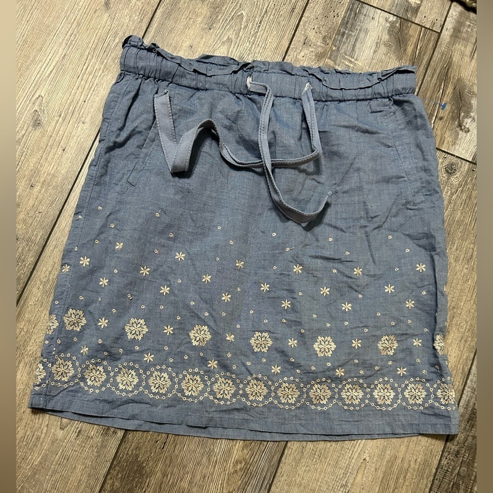 Ann Taylor LOFT 💯 Cotton Blue & Cream Embroidered floral snowflakes tie Skirt
